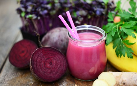 Basischer roter Smoothie