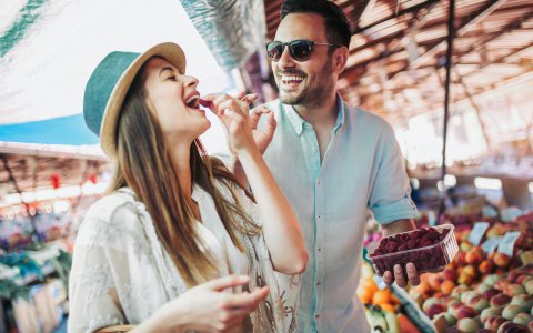 Paar isst vegan auf dem Markt