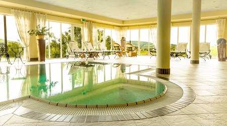 Innenpool im Wellnesshotel Kastenholz in der Eifel